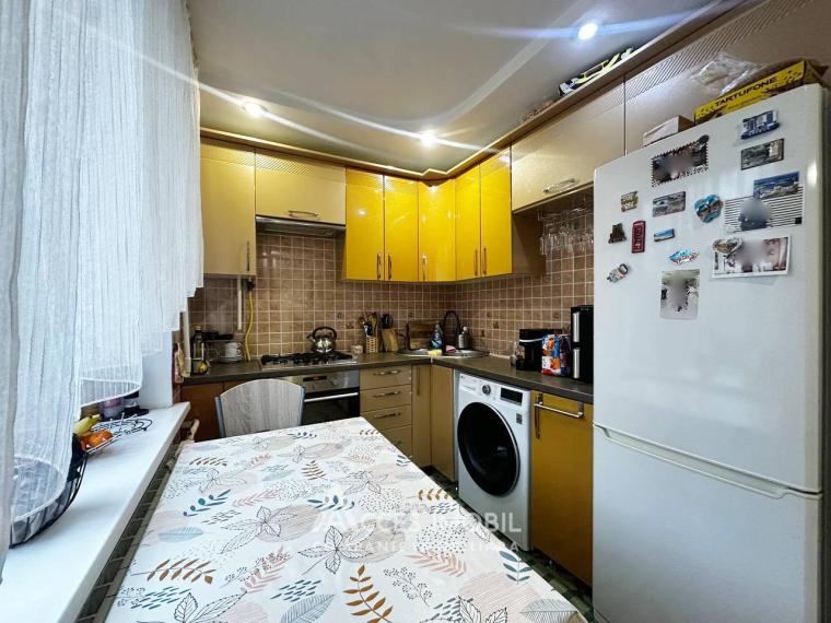 Râșcani, str. Miron Costin, 3 camere. Euroreparație! De mijloc!: 4