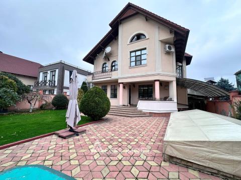 Casă în 3 nivele! str. Ioana Radu , Buiucani, 350m2 + 6 ari!: 1