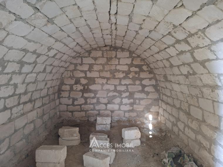 Casă situată pe un teren generos de 11 ari, în localitatea Boscana, pe str. Burebista.: 21