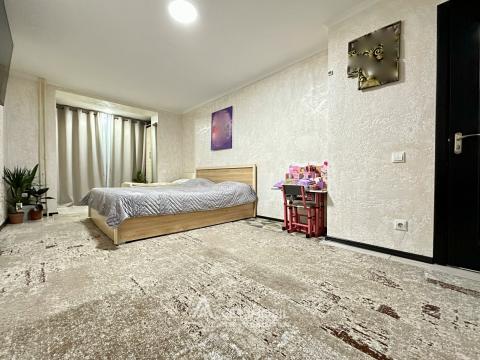 str-la. Studenților, Poșta Veche, 1 cameră + living. Euroreparație! De mijloc!: 1