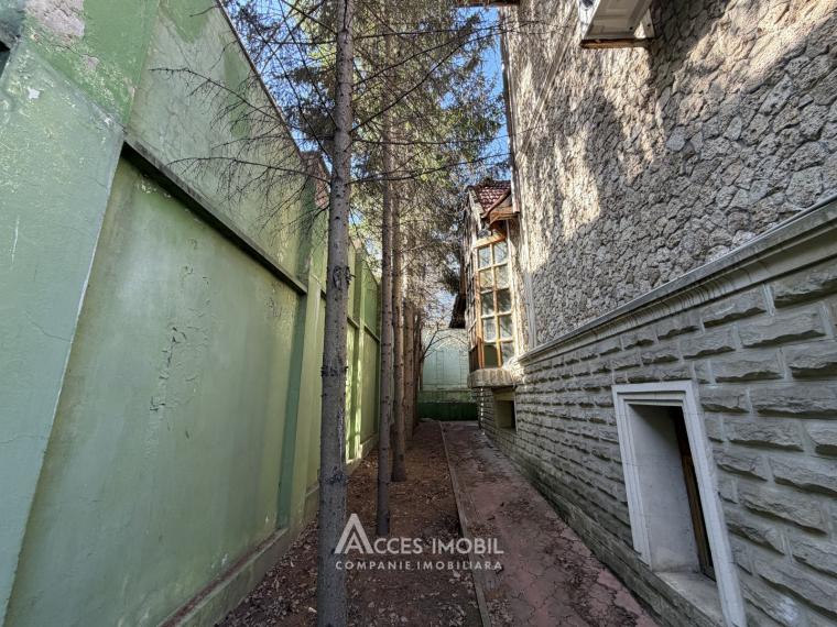 Casă! Centru, str. Nucarilor, 5+ camere + living, 510m2 + 6 ari. Încălzire autonomă!: 5
