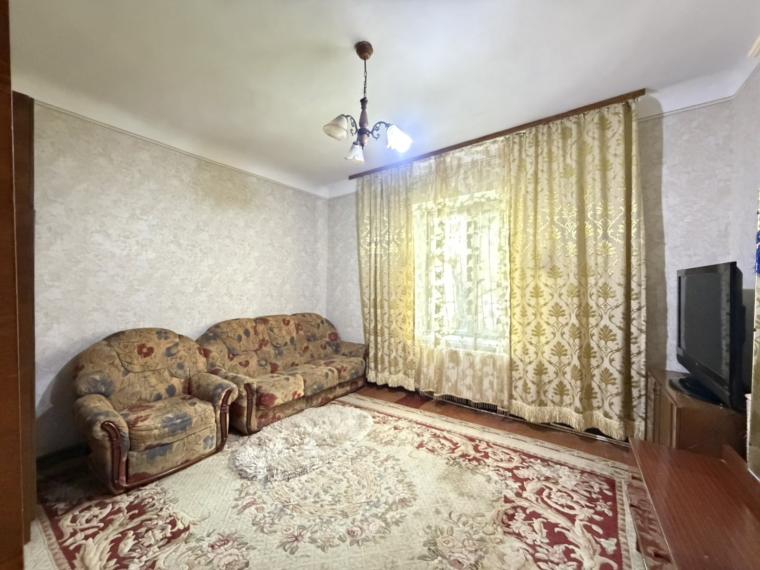 Chirie! Casă! str. Universității, Centru, 2 camere + 4  ari. Încălzire autonomă!: 0