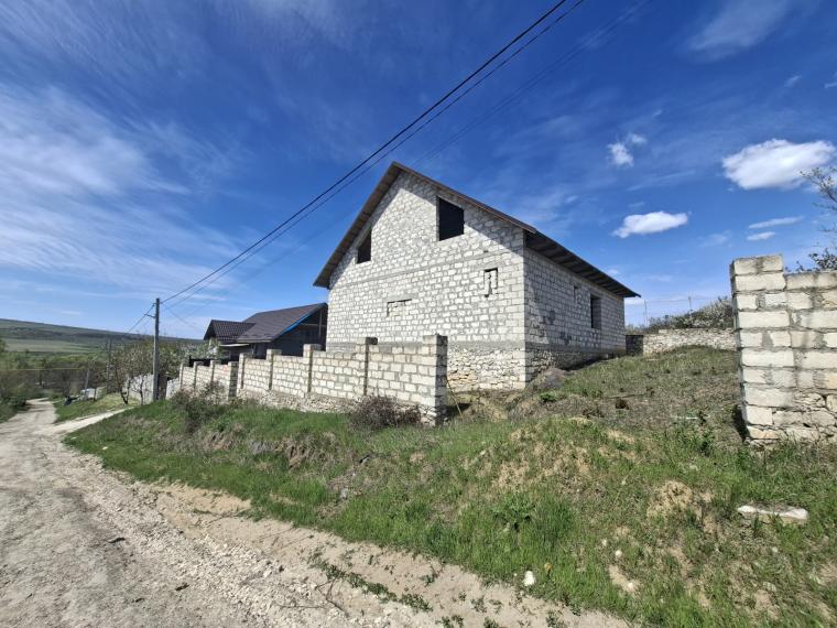 Дом расположен на просторном участке площадью 11 соток, в населенном пункте Боскана, на ул. Буребиста.: 0