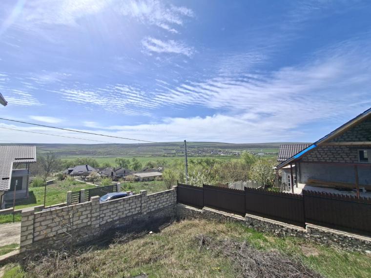 Дом расположен на просторном участке площадью 11 соток, в населенном пункте Боскана, на ул. Буребиста.: 12