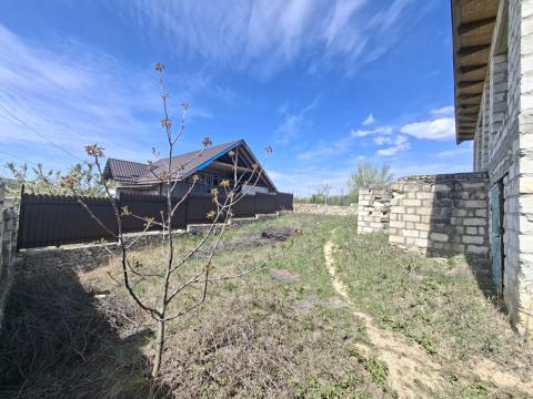 Дом расположен на просторном участке площадью 11 соток, в населенном пункте Боскана, на ул. Буребиста.: 13