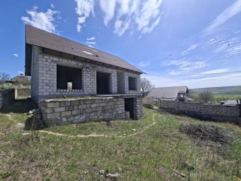 Дом расположен на просторном участке площадью 11 соток, в населенном пункте Боскана, на ул. Буребиста.: 14