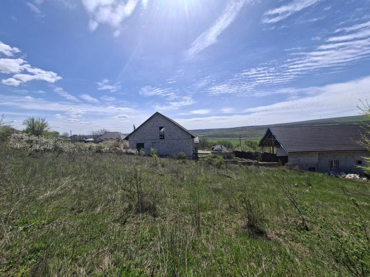 Дом расположен на просторном участке площадью 11 соток, в населенном пункте Боскана, на ул. Буребиста.: 18