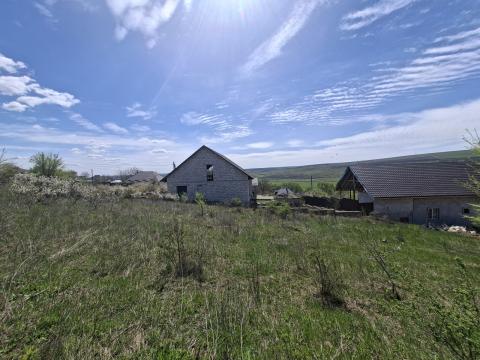 Дом расположен на просторном участке площадью 11 соток, в населенном пункте Боскана, на ул. Буребиста.: 18