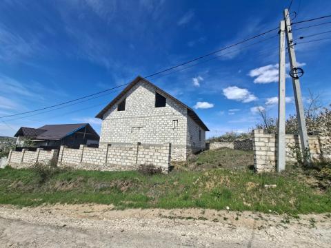 Дом расположен на просторном участке площадью 11 соток, в населенном пункте Боскана, на ул. Буребиста.: 15