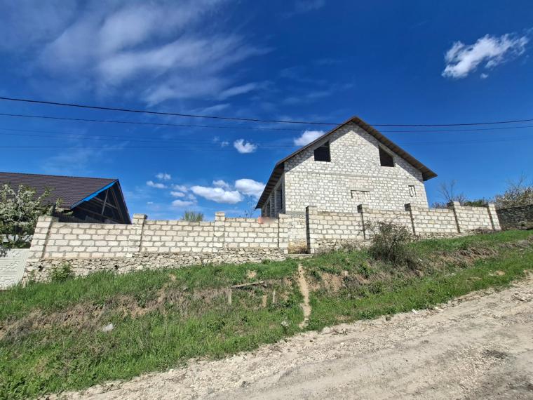 Дом расположен на просторном участке площадью 11 соток, в населенном пункте Боскана, на ул. Буребиста.: 16