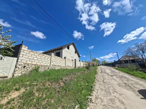 Дом расположен на просторном участке площадью 11 соток, в населенном пункте Боскана, на ул. Буребиста.: 17