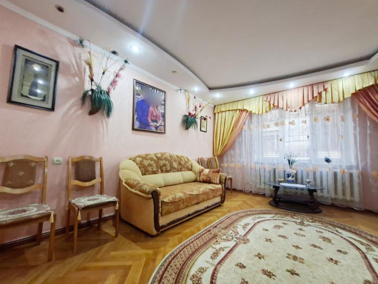 ул. Петру Заднипру, Чеканы, 3 комнаты. 143 серия! Середина дома!: 3