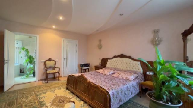 Casă în 3 nivele! str. Praga, Botanica, 450m2 + 4 ari! Euroreparație!: 0