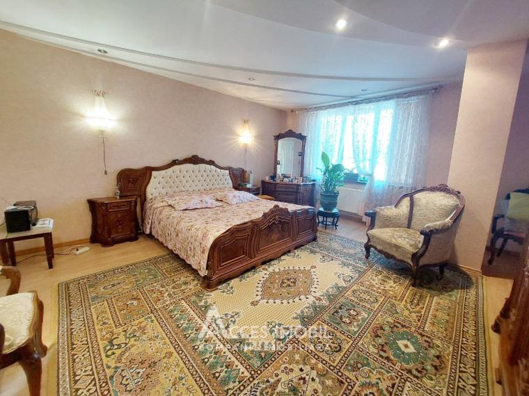 Casă în 3 nivele! str. Praga, Botanica, 450m2 + 4 ari! Euroreparație!: 2
