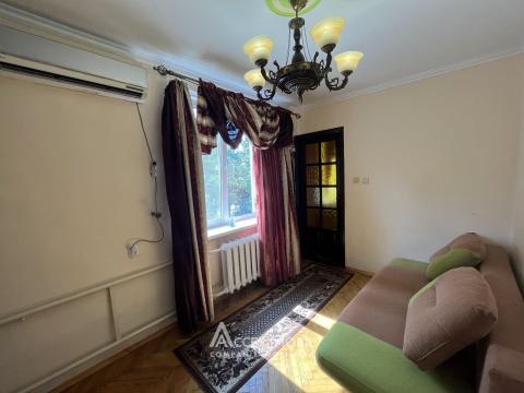 2-room Apartment, Botanica, Cetatea Alba Street. Brezhnevka series! Central heating!: 4