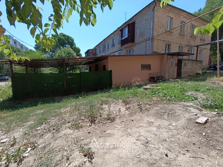 Codru, Costiujeni street, 2 rooms + living room.: 8
