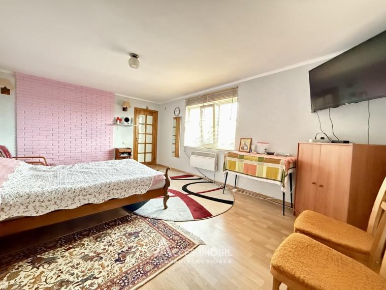 Casă! Ialoveni, sat. Horești, str. Dacia, 3 camere, 100m2 + 13 ari.: 2