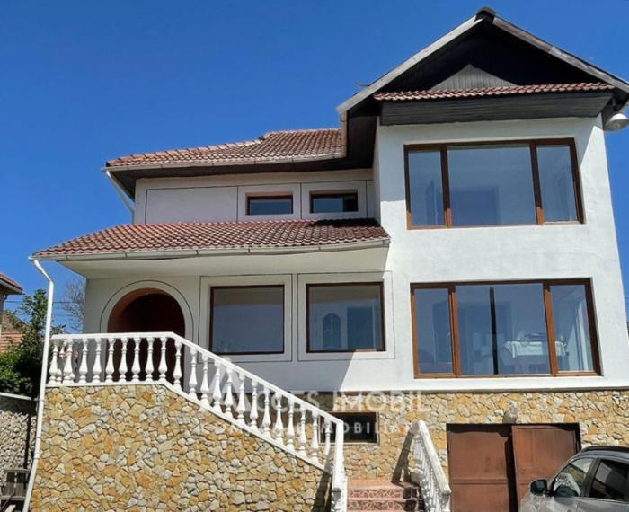 Casă în 3 niveluri! str. Plaiului, Codru, 250m2 + 12 ari!: 0