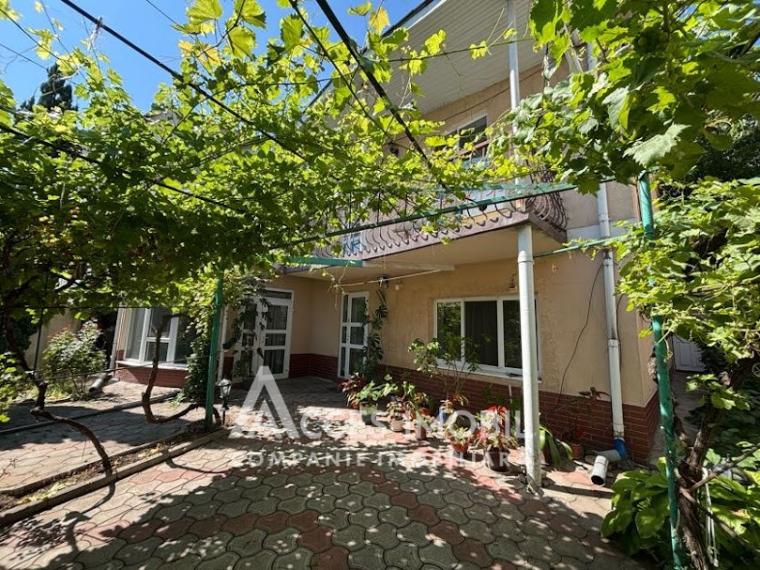 Casă în 2 nivele! Buiucani, str. V. Belinski, 215m2 + 4 ari!: 0